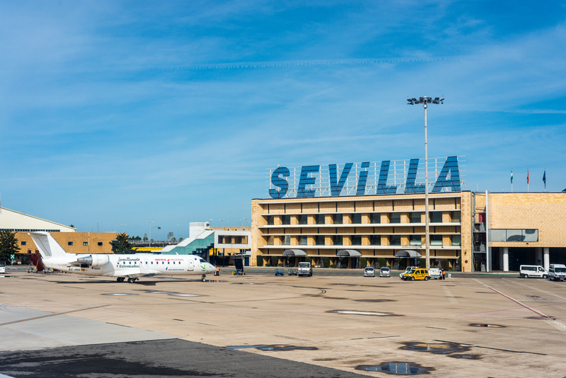 Aeropuerto de San Pablo (IATA: SVQ) se ubica a diez kilómetros al noreste del centro de la ciudad de Sevilla.