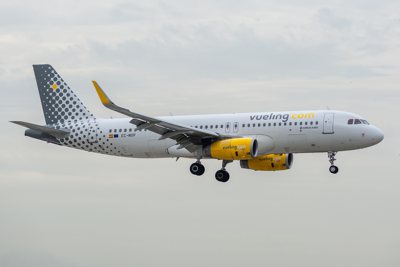 El Aeropuerto SVQ es base de operaciones para las aerolíneas Vueling y Ryanair.